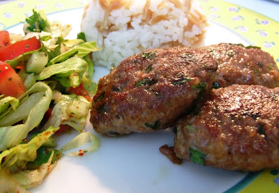 Maydanozlu Köfte-Pilav-Salata tarifi